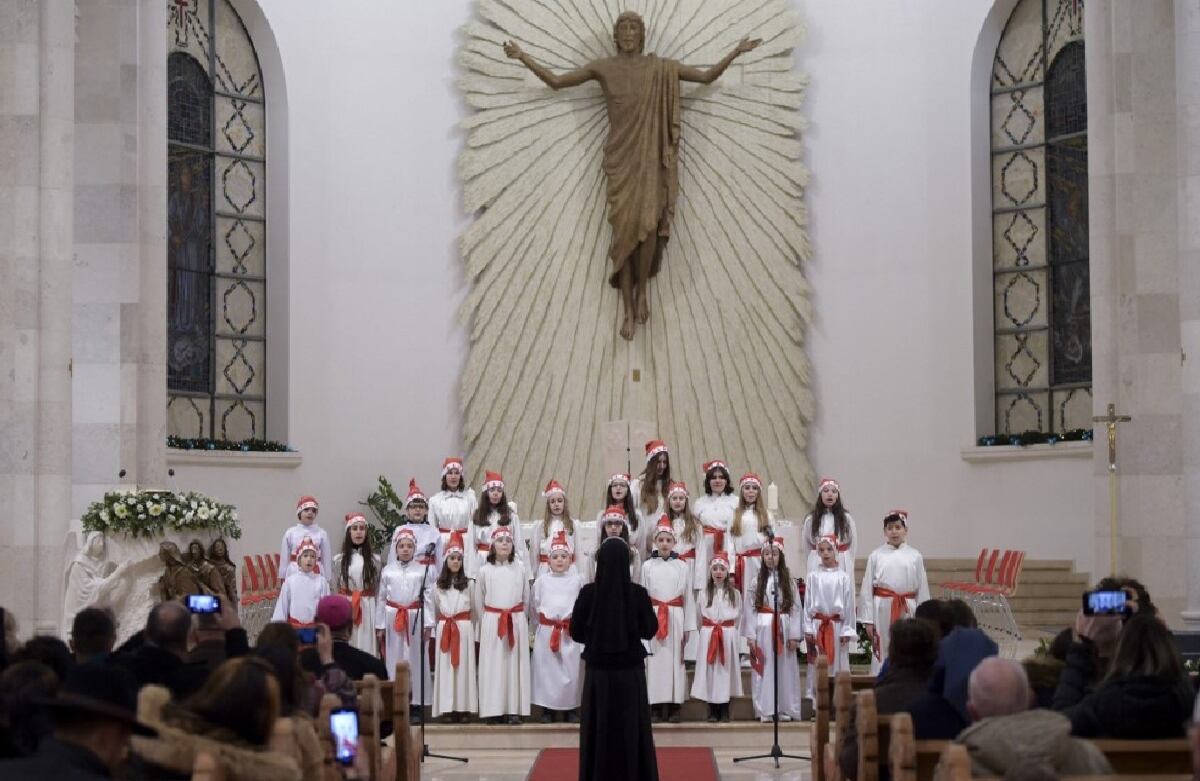 Un grupo de niños canta en la Catedral de la Madre Teresa, en Kosovo, durante la misa de Navidad de medianoche.