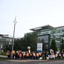 Los manifestantes sostienen pancartas mientras participan en una protesta de médicos jóvenes, en medio de una disputa con el gobierno sobre los salarios, frente al Hospital Saint Mary's.