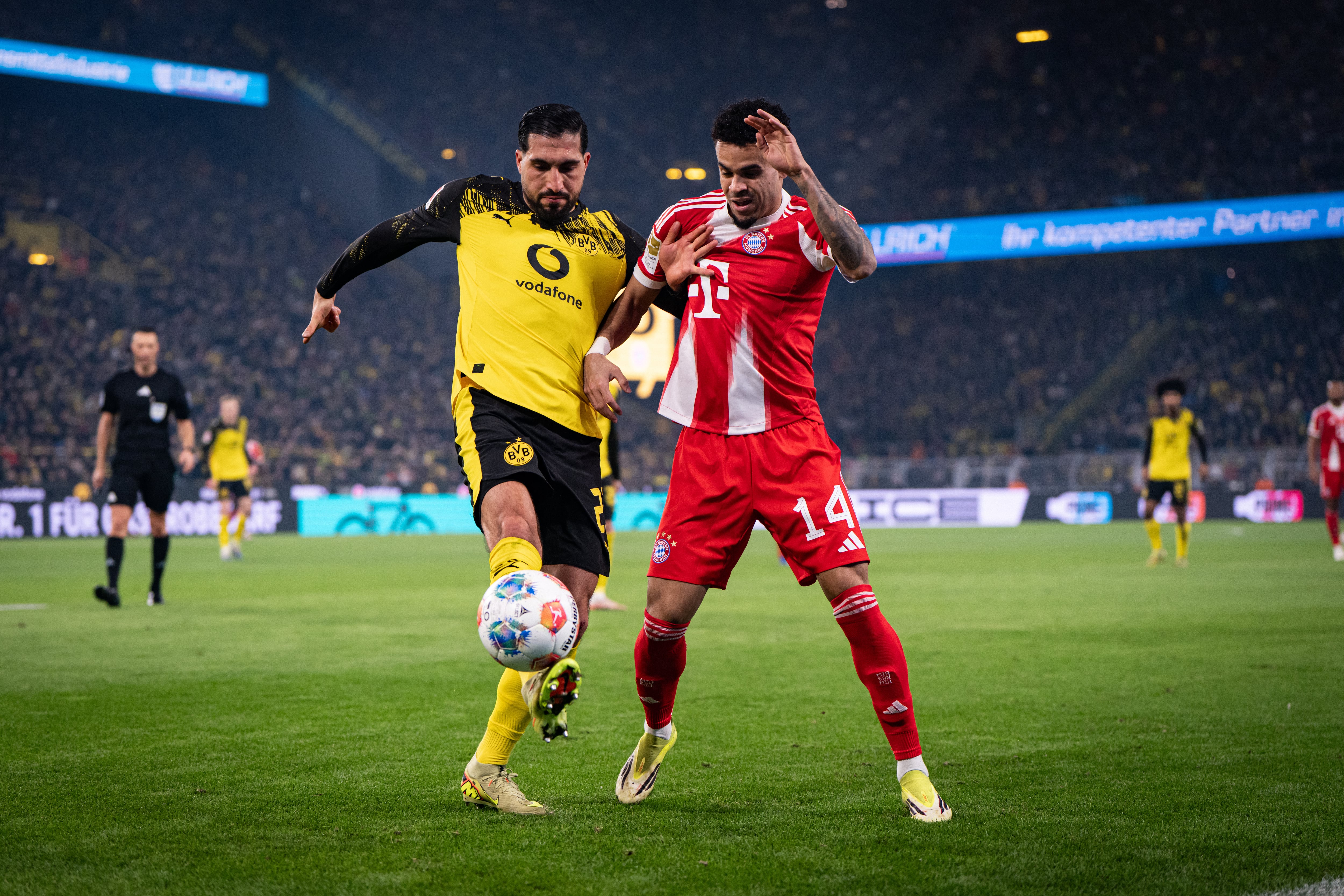 Luis Díaz jugando contra Borussia Dortmund en su primer año en Alemania