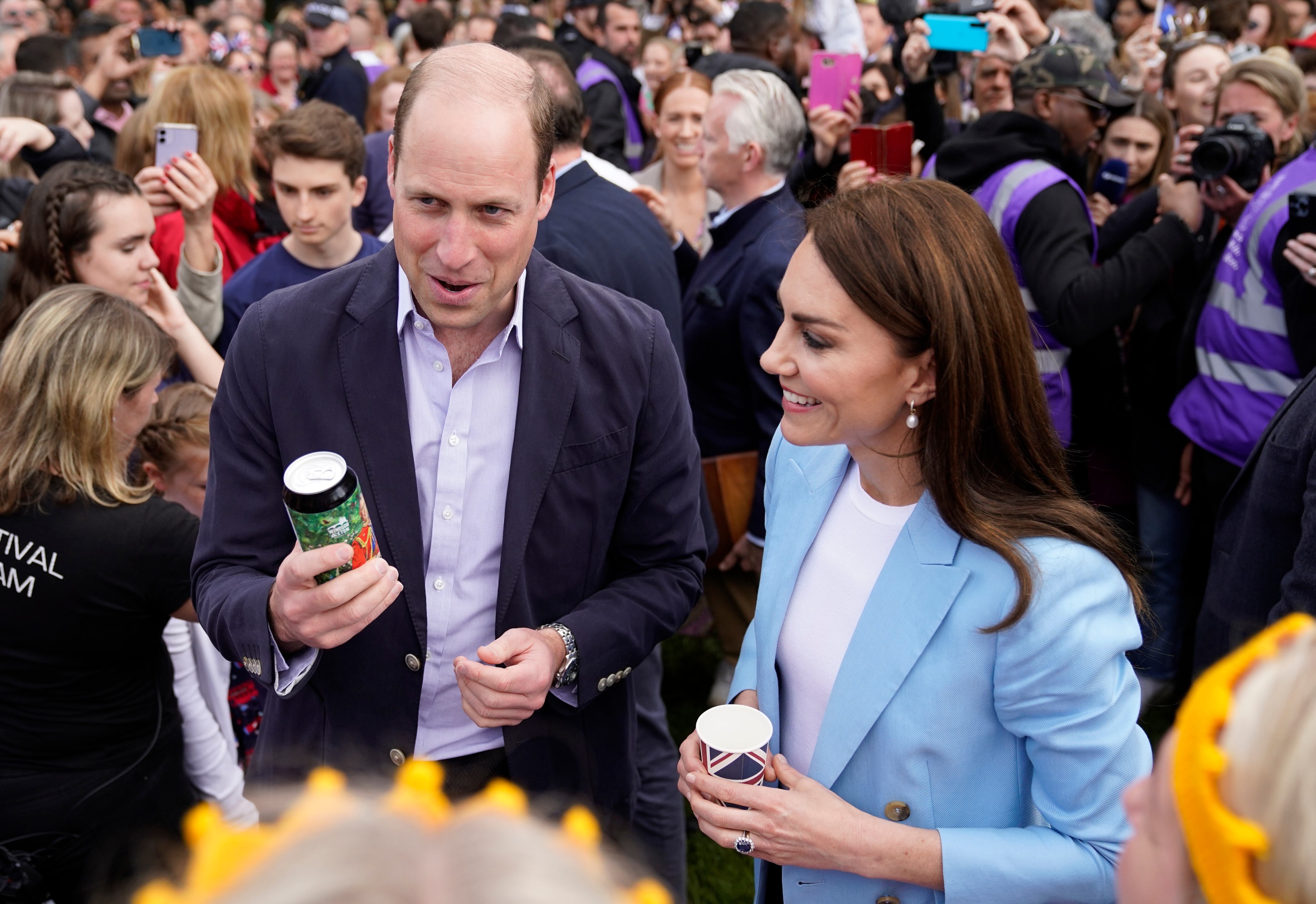 El príncipe William y Kate en el Gran Almuerzo de Coronación.