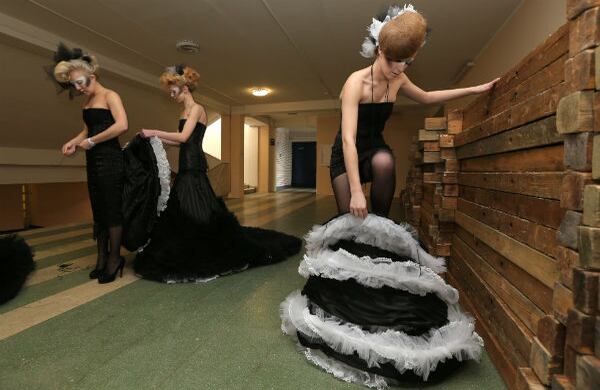 Las modelos se preparan para la exhibición de los vestidos de boda en Minsk, Bielorrusia. (AP)
