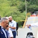Ministro de Transporte, Guillermo Reyes, en el sitio del colapso del puente que comunica a Quindío con el Valle del Cauca.