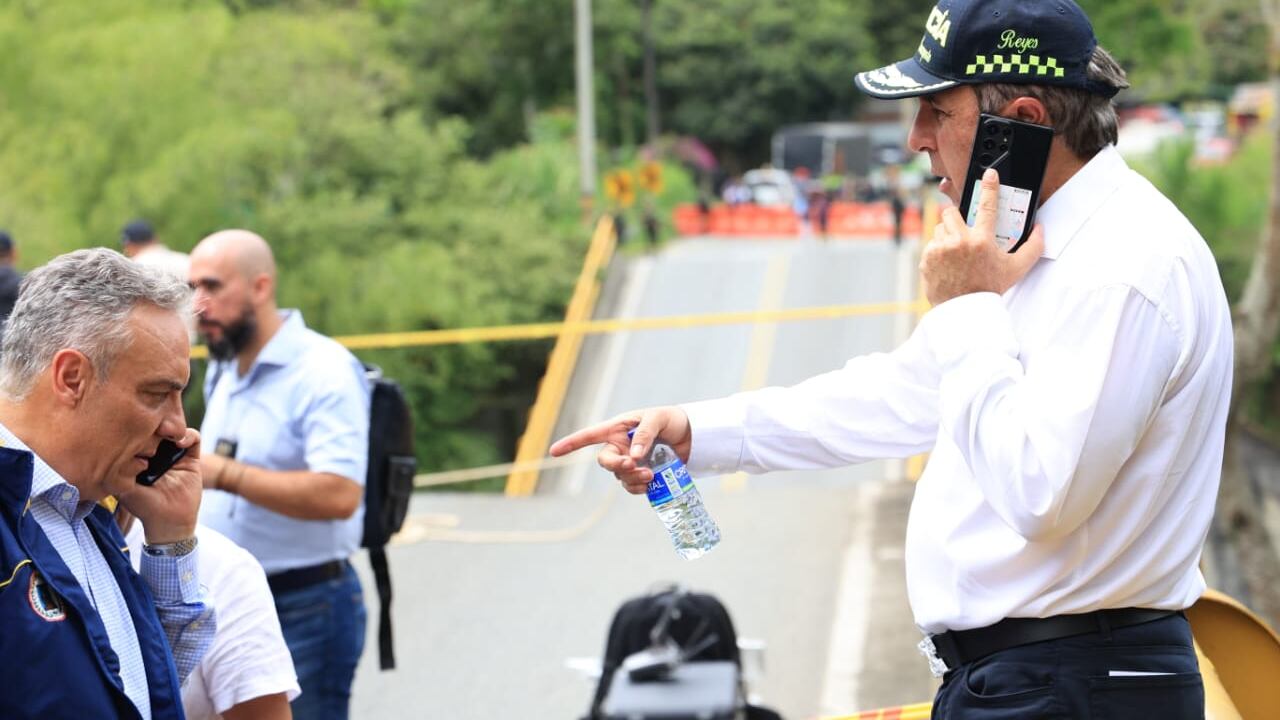 Ministro de Transporte, Guillermo Reyes, en el sitio del colapso del puente que comunica a Quindío con el Valle del Cauca.