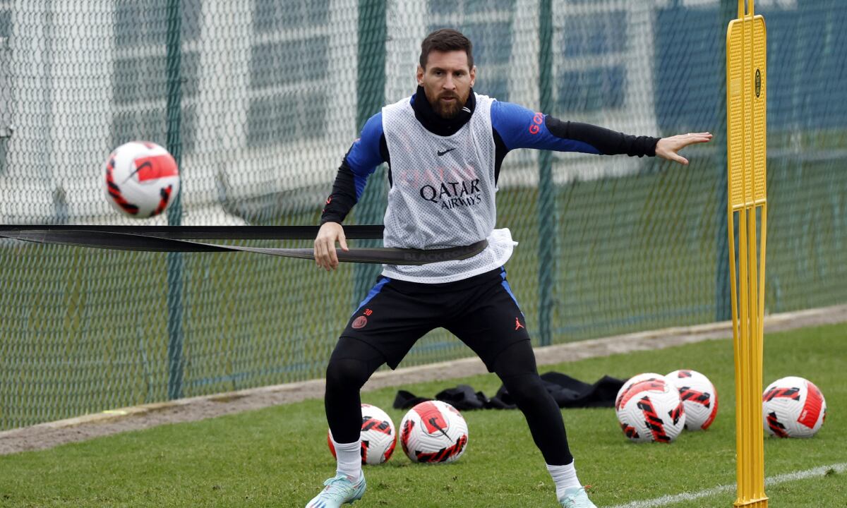 Soccer Football - Coupe de France - Paris St Germain Training - Ooredoo Training Centre, Saint-Germain-en-Laye, France - January 5, 2023 Paris St Germain's Lionel Messi during training REUTERS/Gonzalo Fuentes