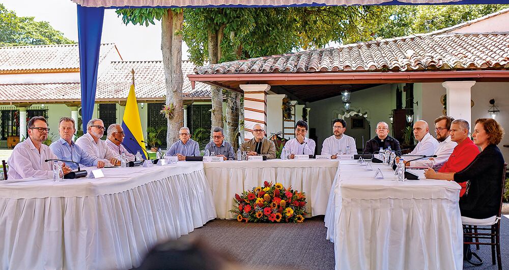    La fase exploratoria se concretó el 11 de agosto, cuando unos delegados del Gobierno Petro viajaron a Cuba en compañía de la ONU y la Iglesia. Después del intercambio de ideas, se encontraron de nuevo en Venezuela. 