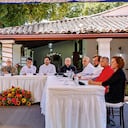 La fase exploratoria se concretó el 11 de agosto, cuando unos delegados del Gobierno Petro viajaron a Cuba en compañía de la ONU y la Iglesia. Después del intercambio de ideas, se encontraron de nuevo en Venezuela.