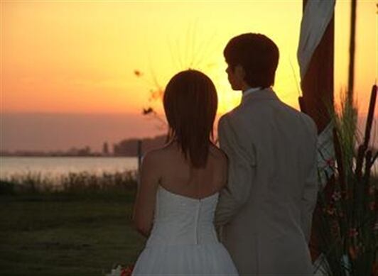 Relaciones amorosas de larga duración surten efectos positivos en algunas personas.