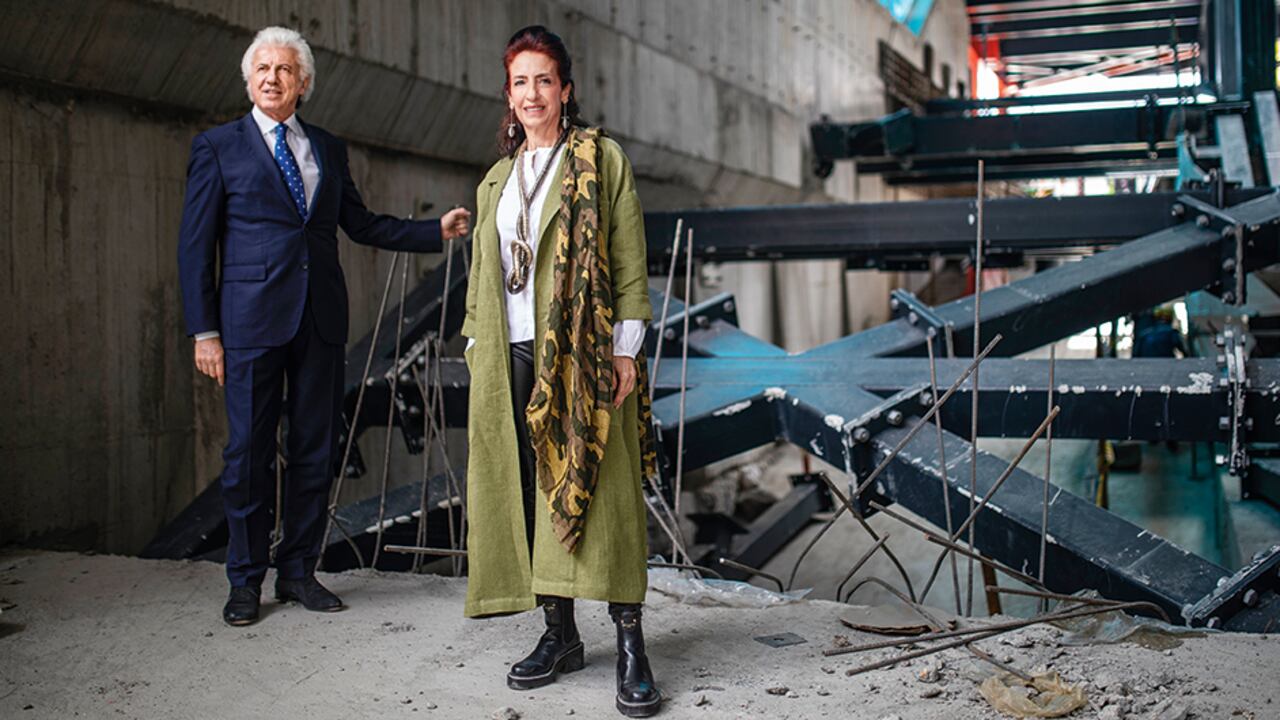 El Mambo reconoce a Claudia Hakim y Nayib Neme por su filantropía a las artes. En la imagen, ambos visitan la obra del futuro centro cultural Atrio.