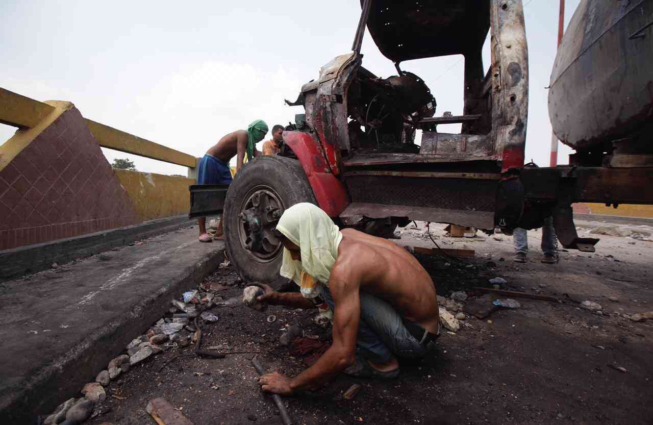 Incinerados, así quedaron los camiones que transportaban cuarenta toneladas de ayuda humanitaria. Foto: Diana Rey Melo SEMANA