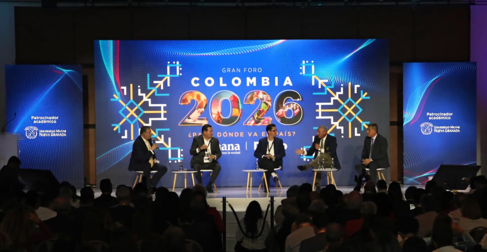 El MG (R) Javier Alberto Ayala Amaya, Ph.D y rector de la Universidad Militar Nueva Granada participó este 2026 en el conversatorio Construir país desde las regiones: el reto del liderazgo, moderado por Jairo Lozano, subdirector de información de SEMANA.
