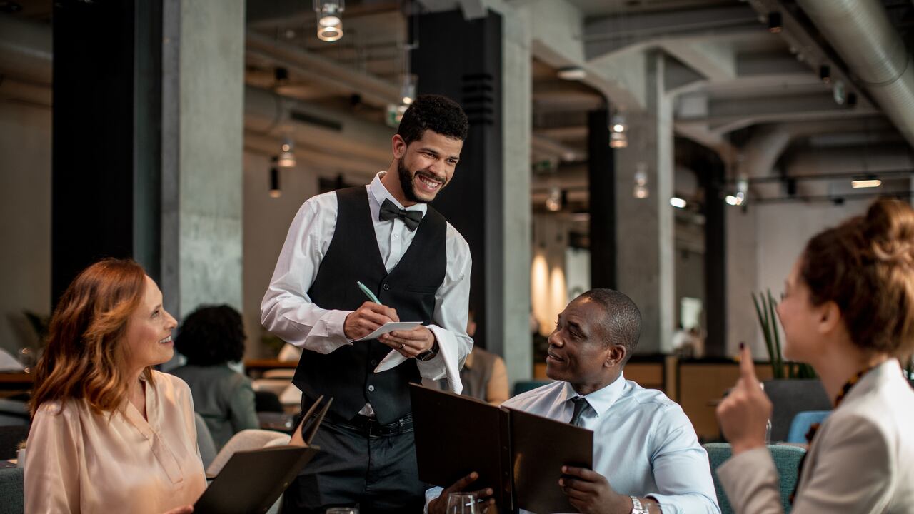 El estado que propone cambios en los restaurantes de Estados Unidos: ¿no más propinas obligatorias?