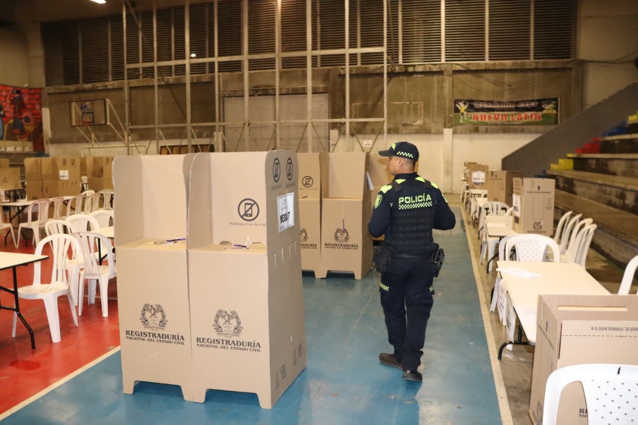 Uniformados de la Policía Nacional comenzaron el despliegue de seguridad en los puestos de votación de Cali y el Valle del Cauca antes de la apertura de las urnas.