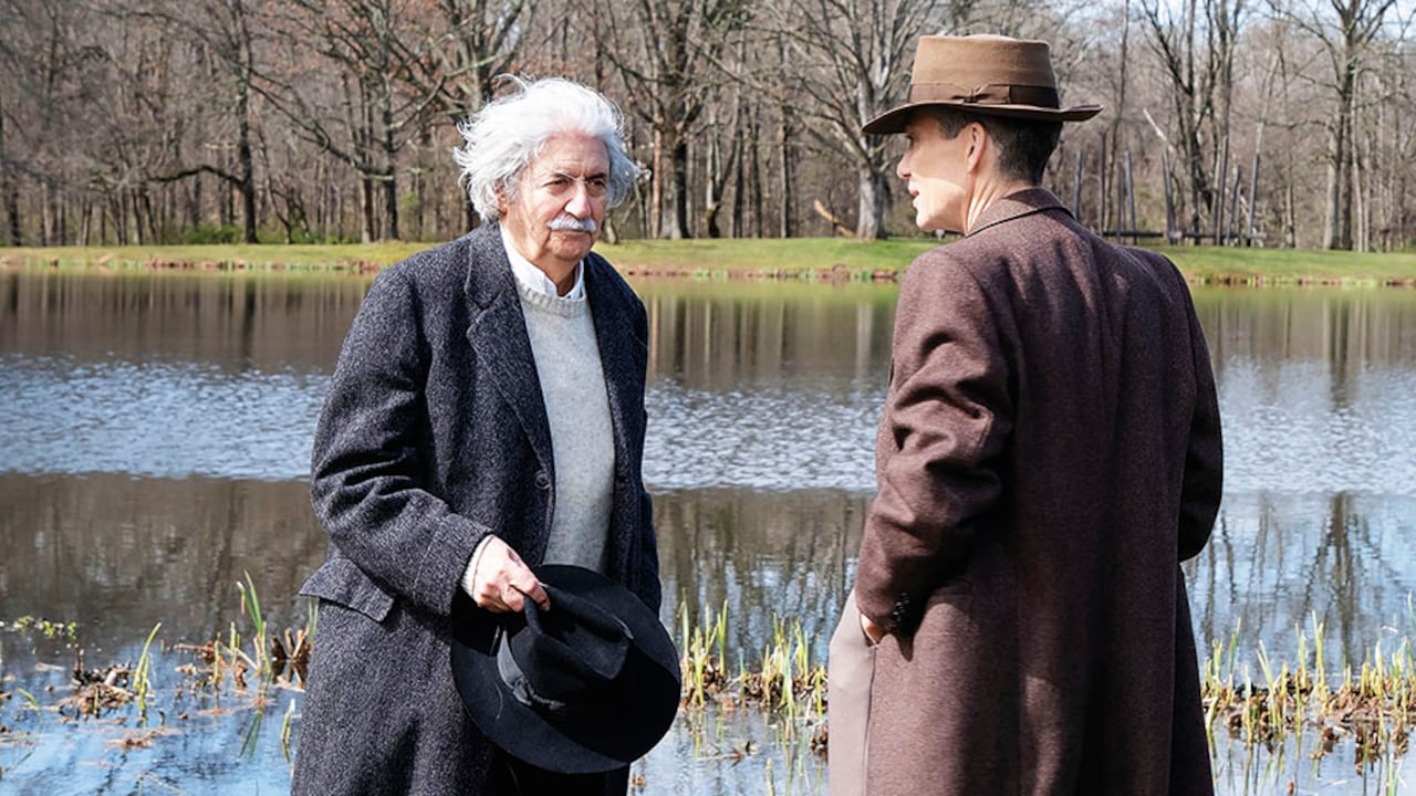 En Oppenheimer, un diálogo entre Einstein y Oppenheimer, físicos que hicieron historia y lidiaron con las consecuencias de sus descubrimientos, sirve de punto de partida y cierre para esta historia.