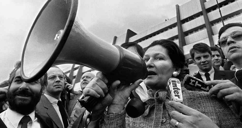 En Francia, el aborto fue despenalizado en 1975 por una ley promovida por Simone Veil, icono de la emancipación femenina y superviviente del Holocausto.