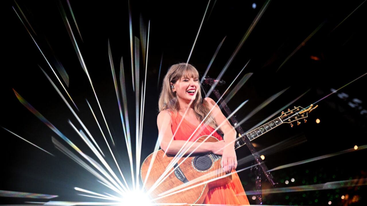 A través de estrategias innovadoras y una autenticidad única, Taylor Swift ha creado una comunidad global unida por su música y ha establecido un nuevo estándar para la relación entre artistas y fans en la era digital.