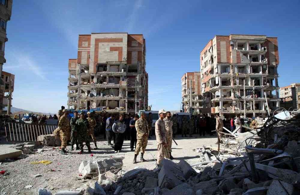 Un terremoto de 7.3 grados en la escala de Richter tuvo como epicentro la montañosa frontera entre Irán e Irak. Ha causado al menos 415 muertos y más de 7.000 heridos, la gran mayoría del lado iraní. El Ejército y los equipos de rescate continuan sus trabajos cerca de las construcciones parcialmente colapsadas en ambos paises. Foto: Fatemeh Bahrami - Agencia Anadolu