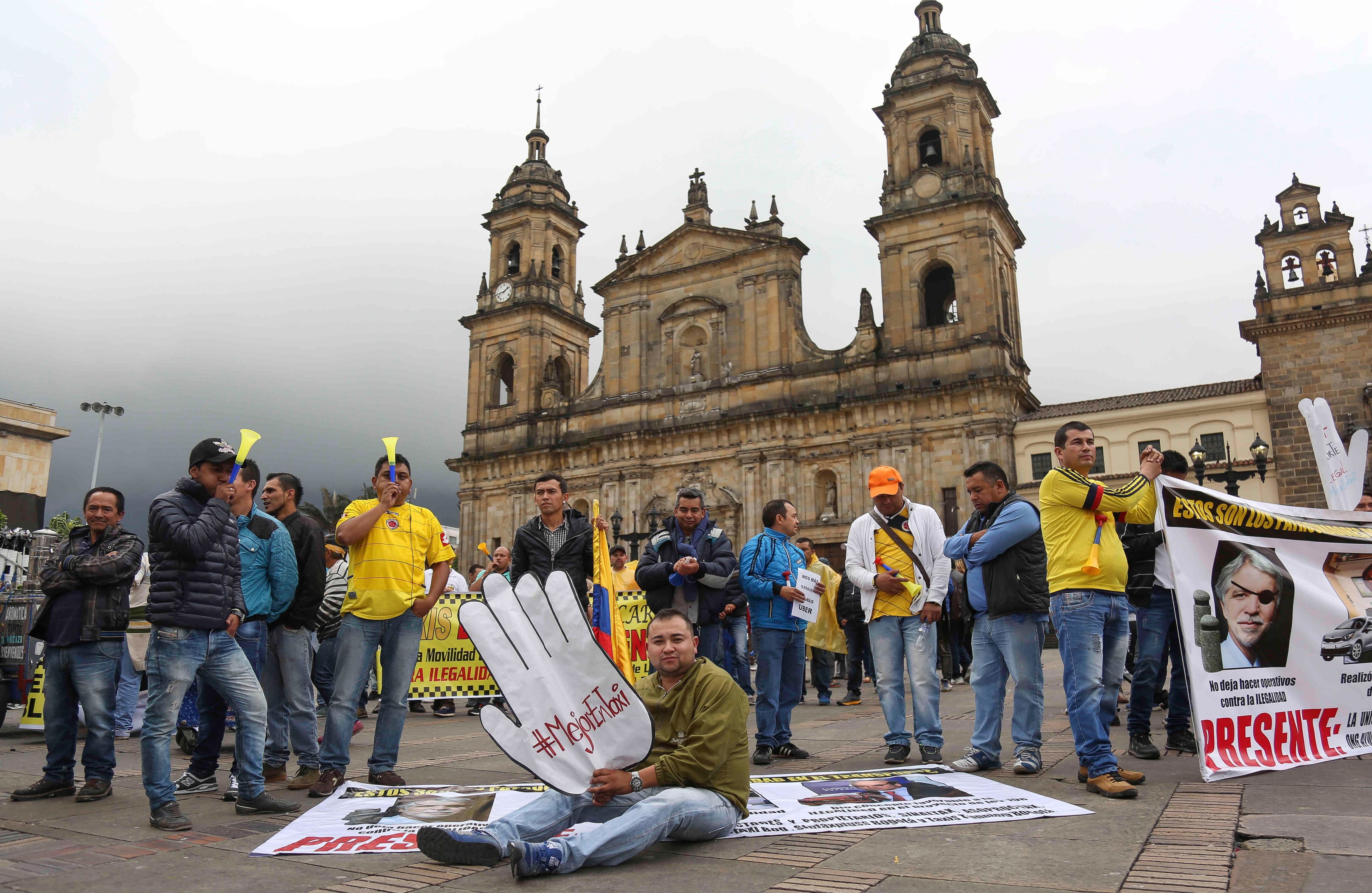 Varios conductores de taxis se reunieron en la Plaza de Bolívar para protestar frente al Palacio Liévano. Esteban Vega La-Rotta / Semana