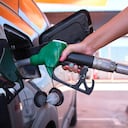 La crisis del petróleo eleva el precio del diésel y el gasóleo: una mujer irreconocible repostando el depósito de gasolina