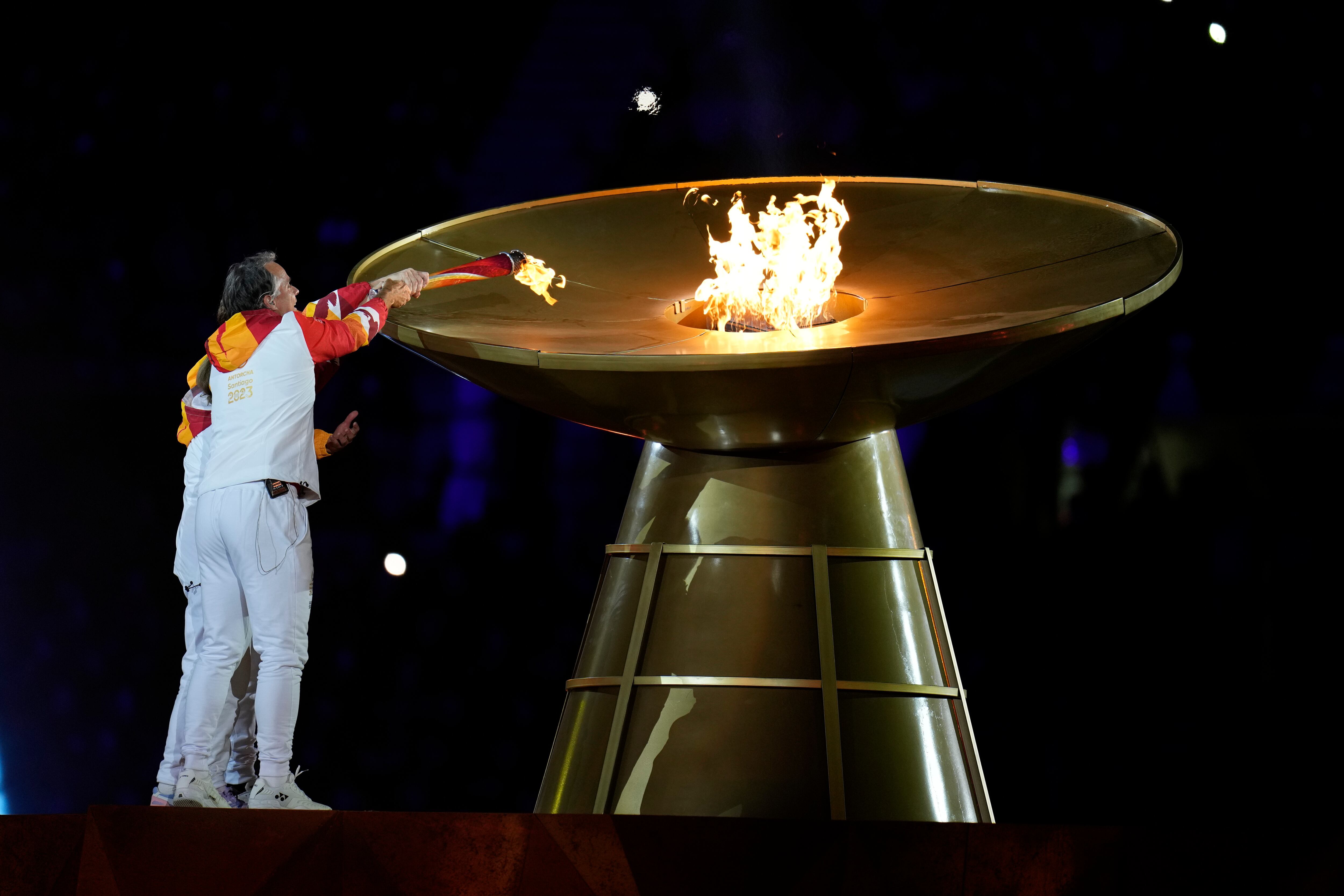 Un solo de batería de Juanita Parra, integrante del legendario grupo de rock local Los Jaivas, puso fin a la espera de cuatro años y dio la bienvenida a más de 6.900 deportistas procedentes de 41 países dio inicio de la ceremonia. Le siguieron varios grupos folclóricos y más rock con Los Jaivas, Los Bunkers y Los Tres.