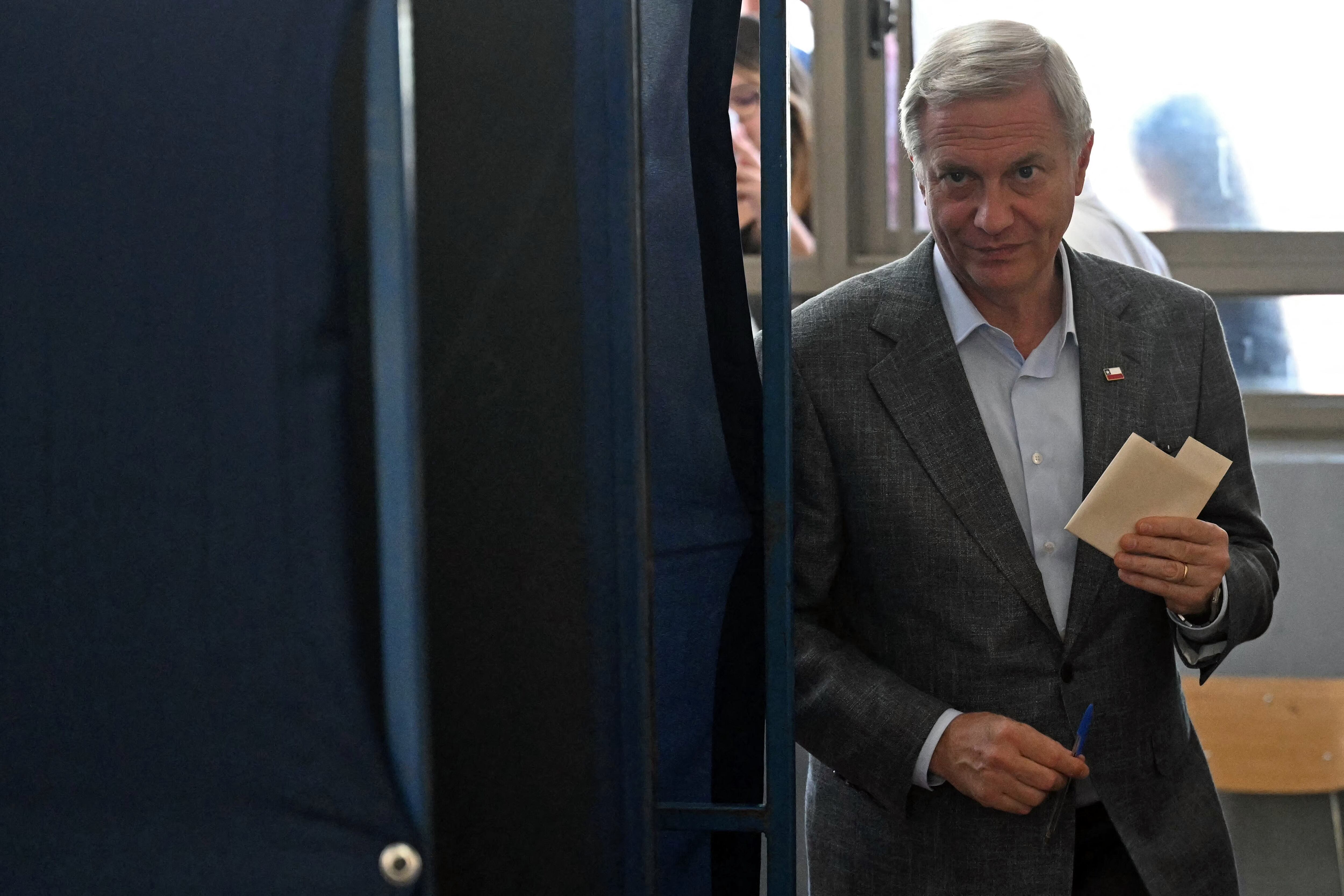 El candidato presidencial chileno José Antonio Kast, del Partido Republicano, ya entregó su voto.