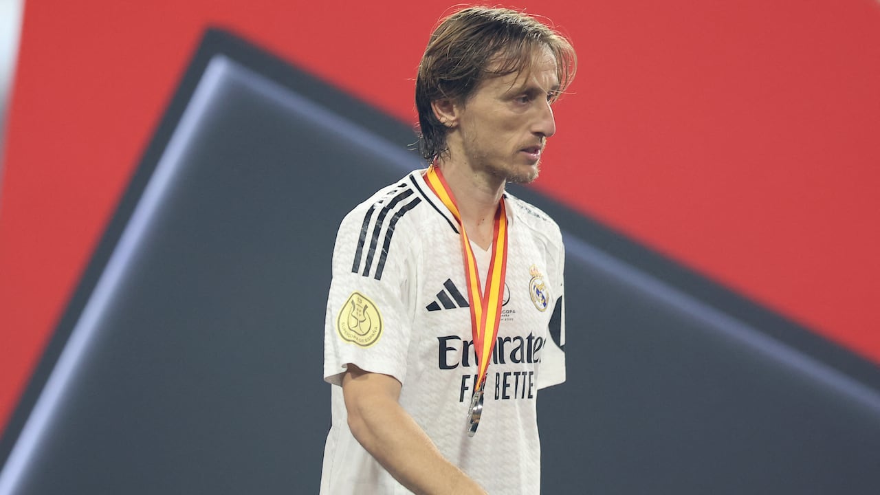 El jugador Luka Modric tras recibir la medalla de subcampeón de la Supercopa.