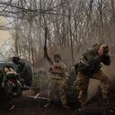 Soldados ucranianos batallando cerca de Bájmut, en Ucrania, el 19 de abril de 2023. (Roman Chop via AP)