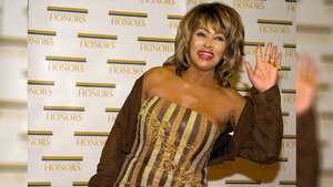 La cantante y homenajeada en 2005 por el Centro Kennedy, Tina Turner, posa para los fotógrafos cuando llega a una cena de gala en el Departamento de Estado, en Washington.