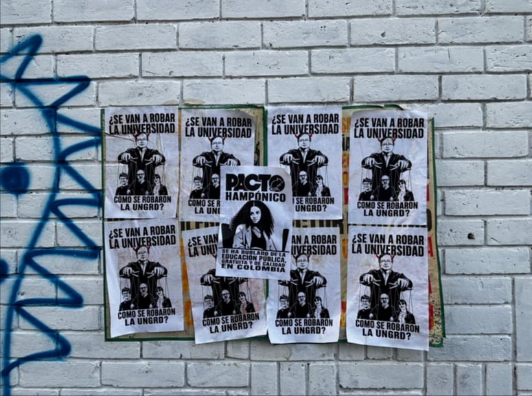 Afiches que aparecieron en la Universidad Nacional, en Bogotá, este 5 de mayo de 2026. Juliana Guerrero, la joven enigmática cercana al Gobierno, aparece en los mismos