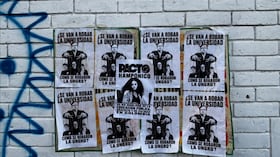 Afiches que aparecieron en la Universidad Nacional, en Bogotá, este 5 de mayo de 2026. Juliana Guerrero, la joven enigmática cercana al Gobierno, aparece en los mismos