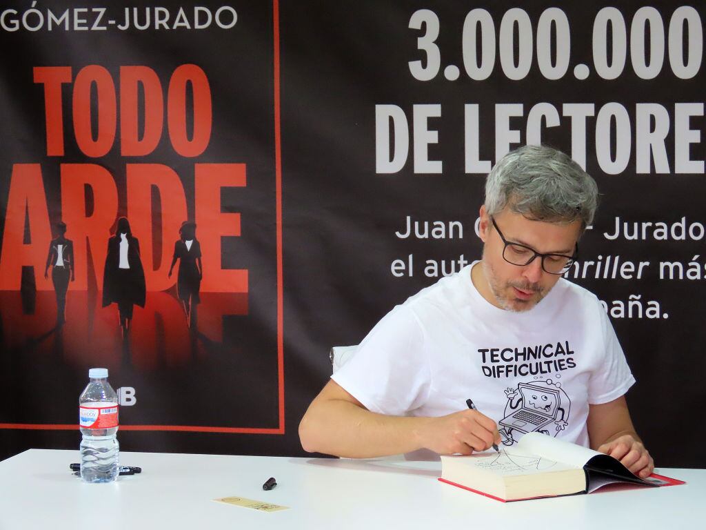 MADRID, SPAIN - MAY 2023: WriterJuan Gomez Jurado signing his books at the Madrid's Book Fair at Retiro Park on 27 May 2023 in Madrid, Spain. (Photo by Cristina Arias/Cover/Getty Images)