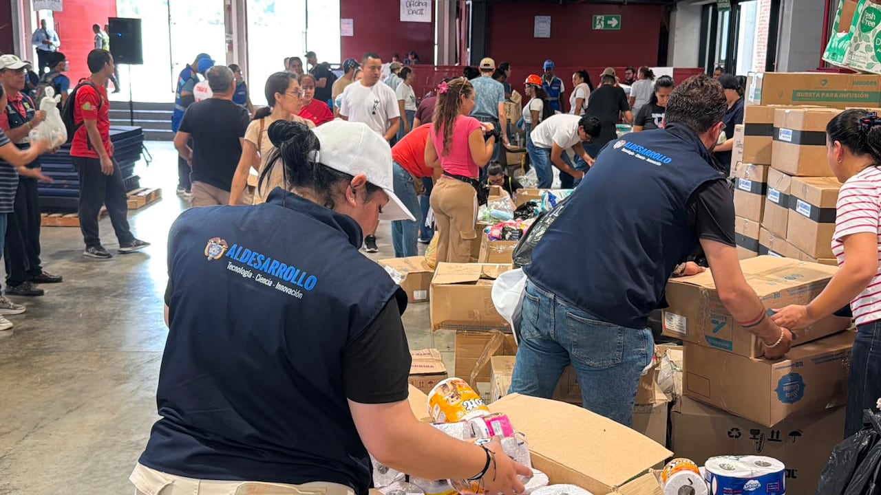 Aldesarrollo entrega ayudas humanitarias a familias afectadas por el sismo.