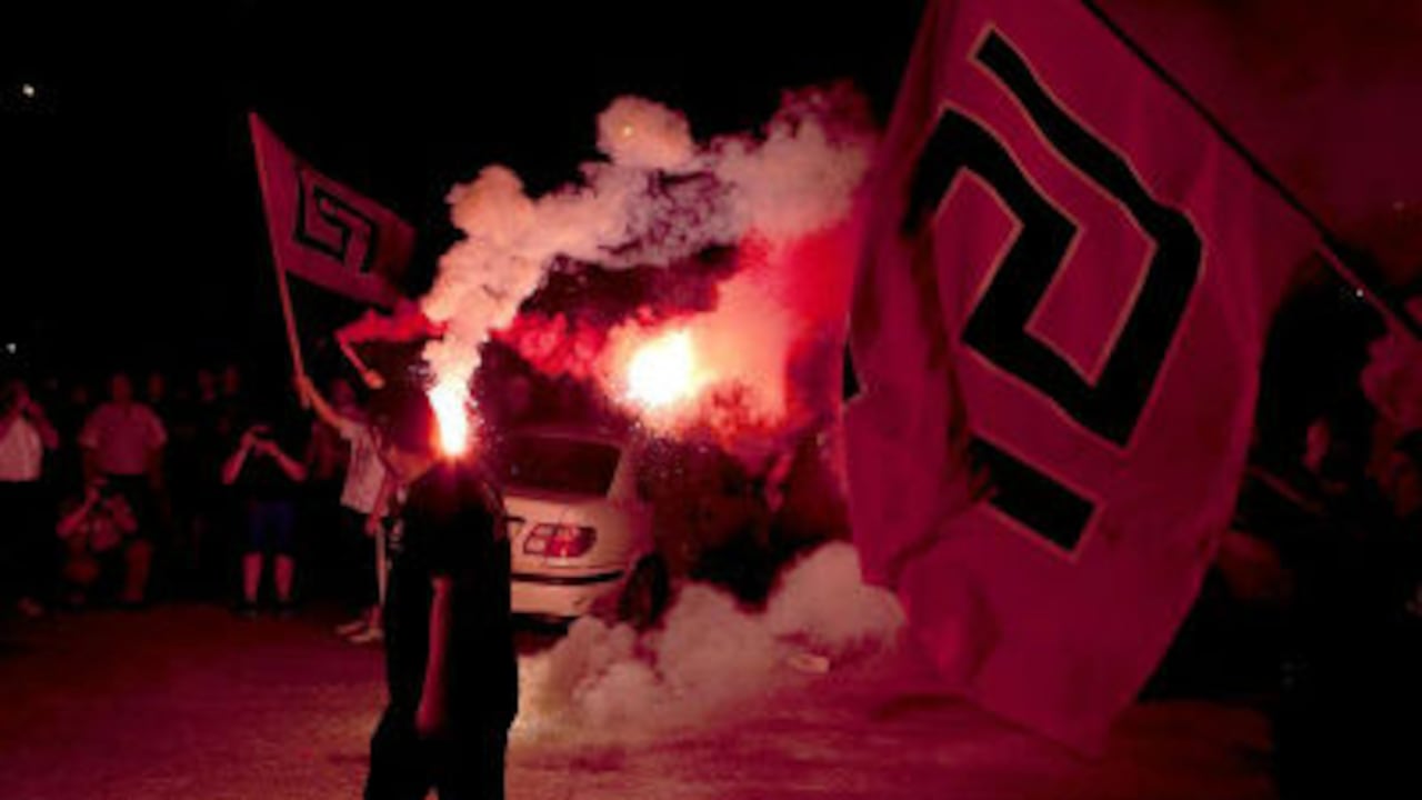 Seguidores del partido griego Amanecer Dorado celebran los resultados electorales del domingo, en Tesalónica (Grecia).
