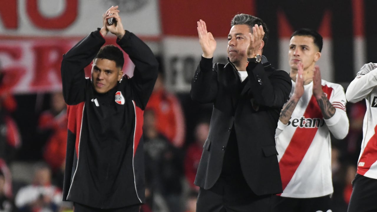 Marcelo Gallardo, técnico de River Plate, junto a Juanfer Quintero y Kevin Castaño.