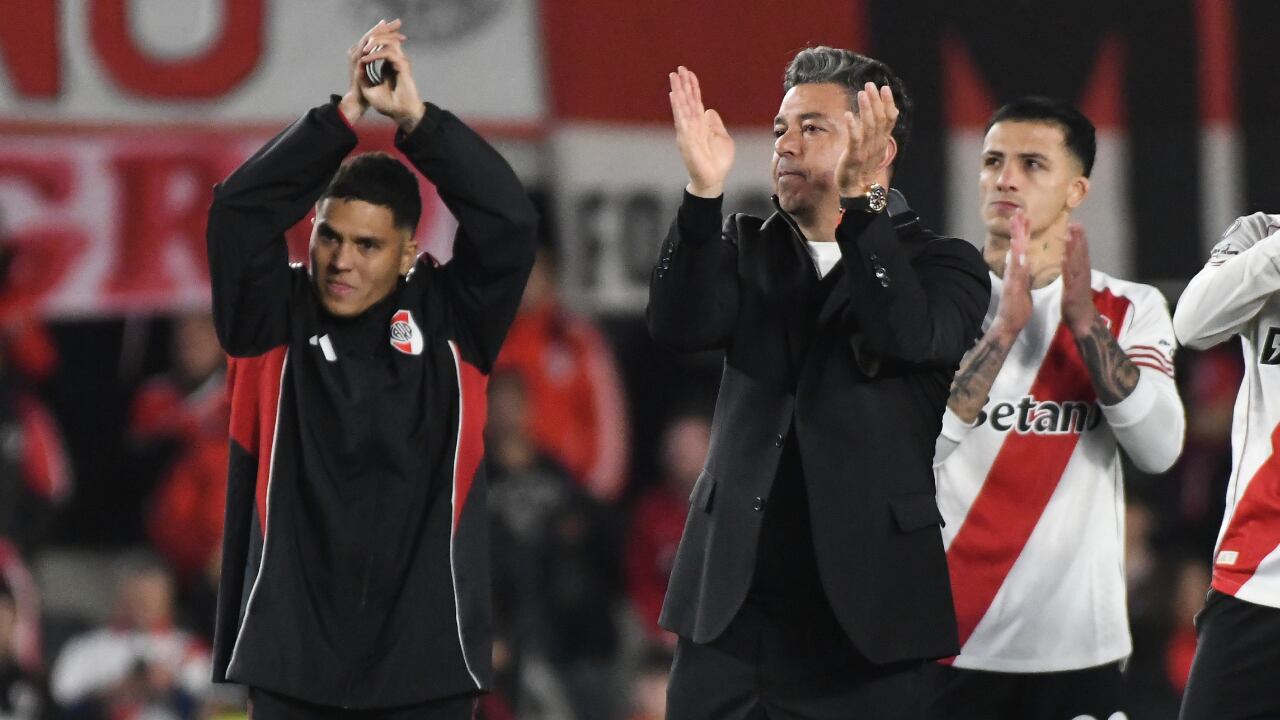 Marcelo Gallardo, técnico de River Plate, junto a Juanfer Quintero y Kevin Castaño.