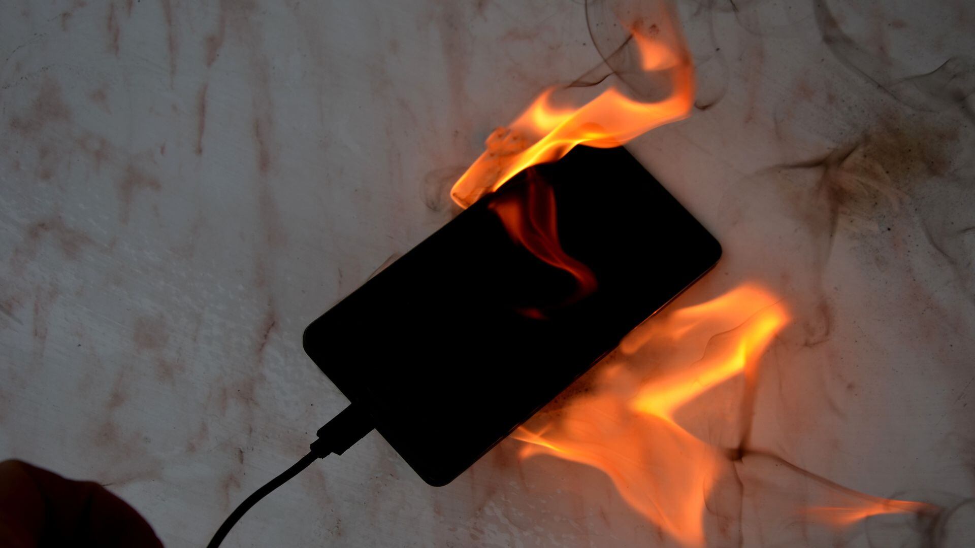 Si usa cargadores o cables de baja calidad, que no están certificados, pueden no regular bien el flujo de energía.