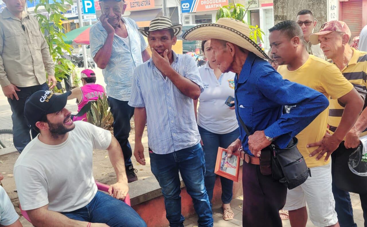 Erasmo Zuleta dialogó con la comunidad de Planeta Rica para escuchar sus principales necesidades.