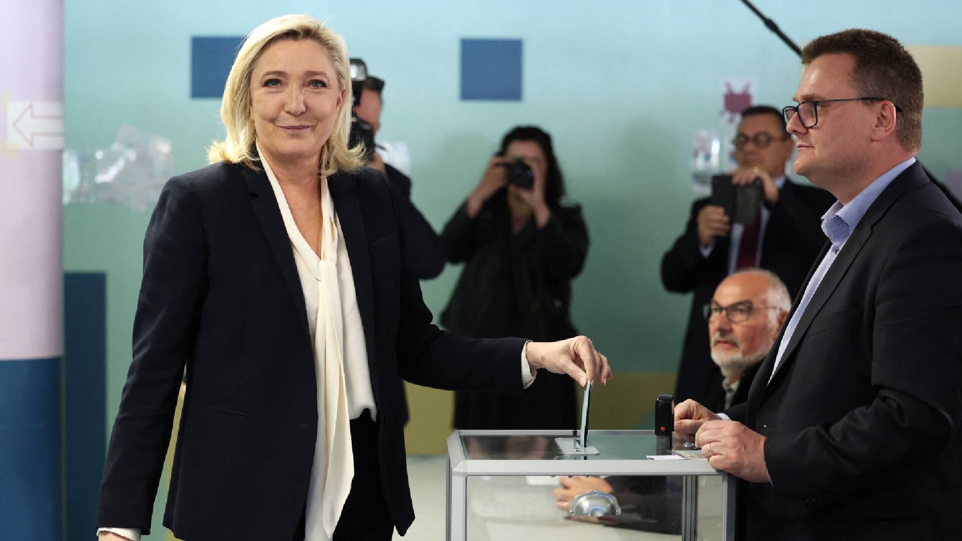 Con casi 49 millones de franceses habilitados para votar, hasta el mediodía, un 26,41 % ya habían ejercido su derecho.