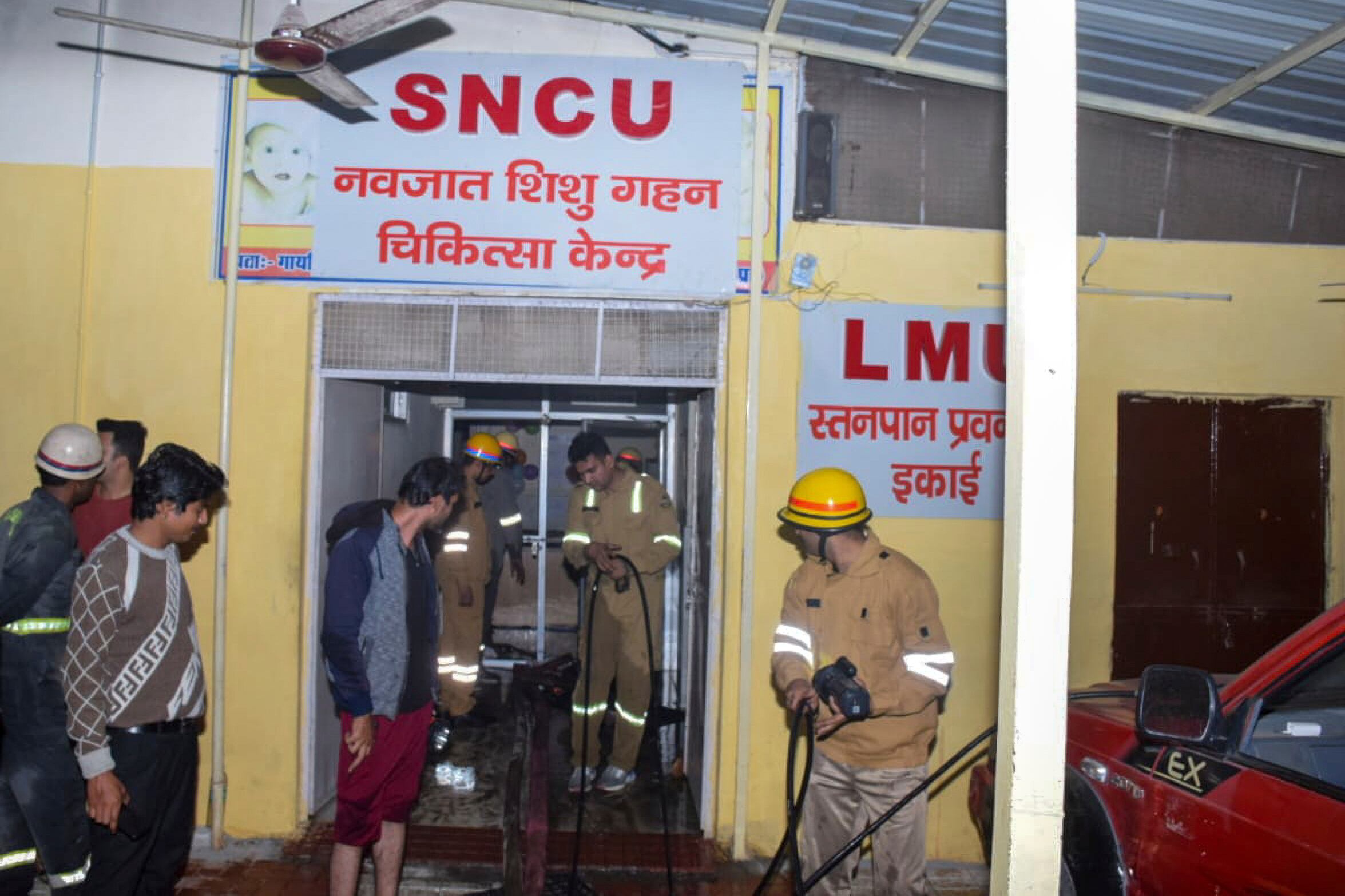 Los bomberos trabajan después de que se produjo un incendio en una unidad de cuidados intensivos neonatales en el hospital Jhansi Medical College, en Jhansi, India, el viernes 15 de noviembre de 2024. (Foto AP)