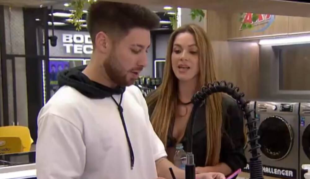 La actriz le habló duro a su compañero tras pillarlo hablando con Karen Sevillano.