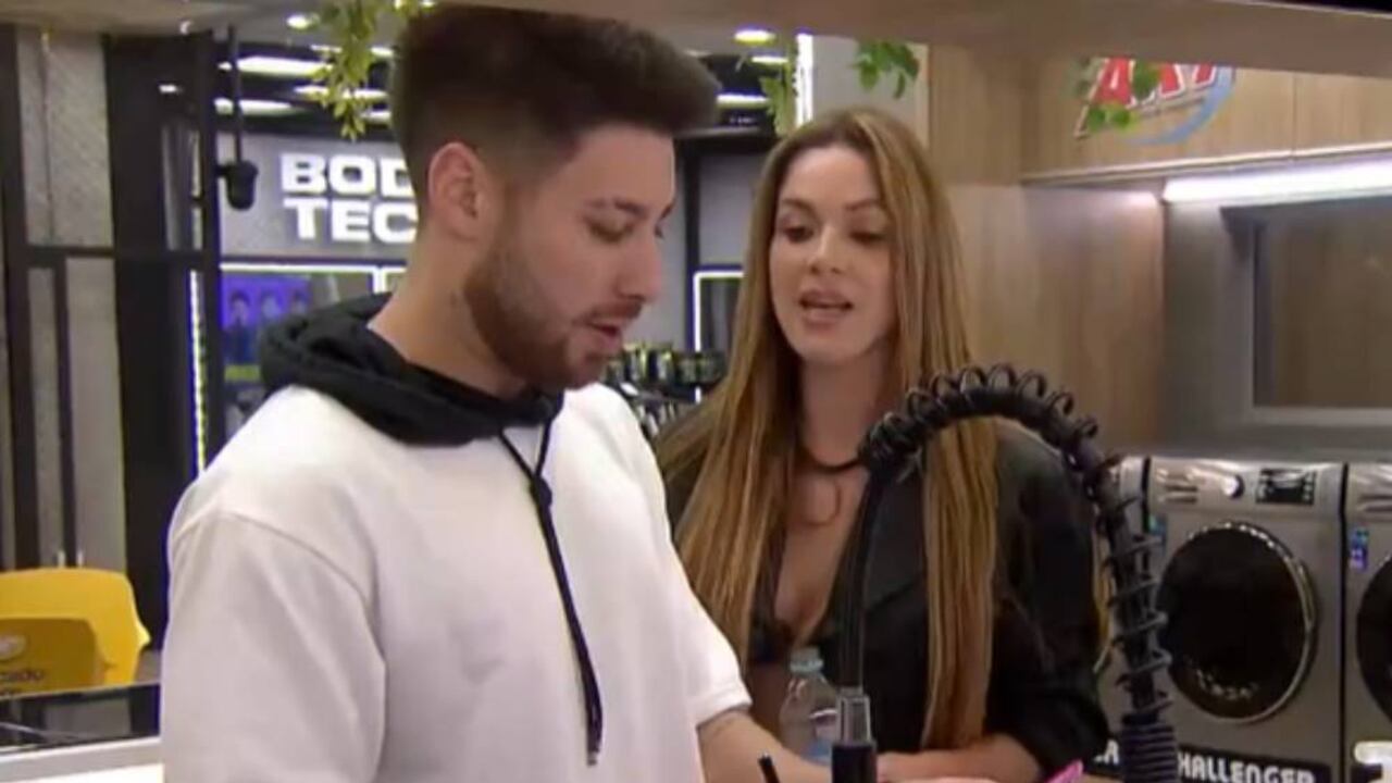 La actriz le habló duro a su compañero tras pillarlo hablando con Karen Sevillano.