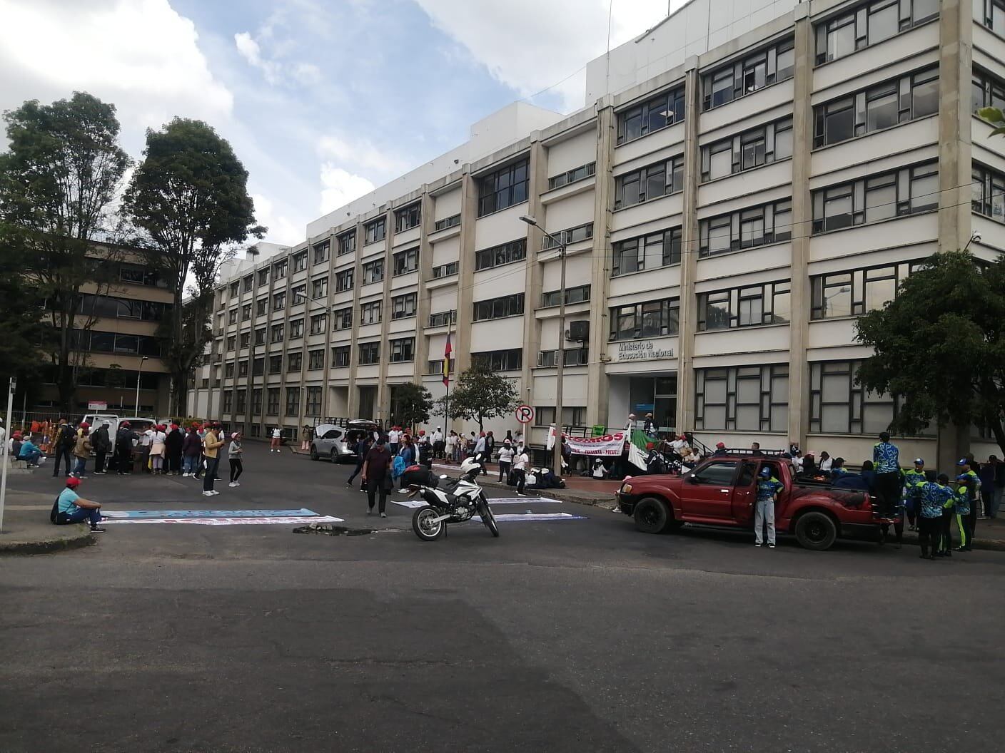 Plantón frente al Ministerio de Educación.