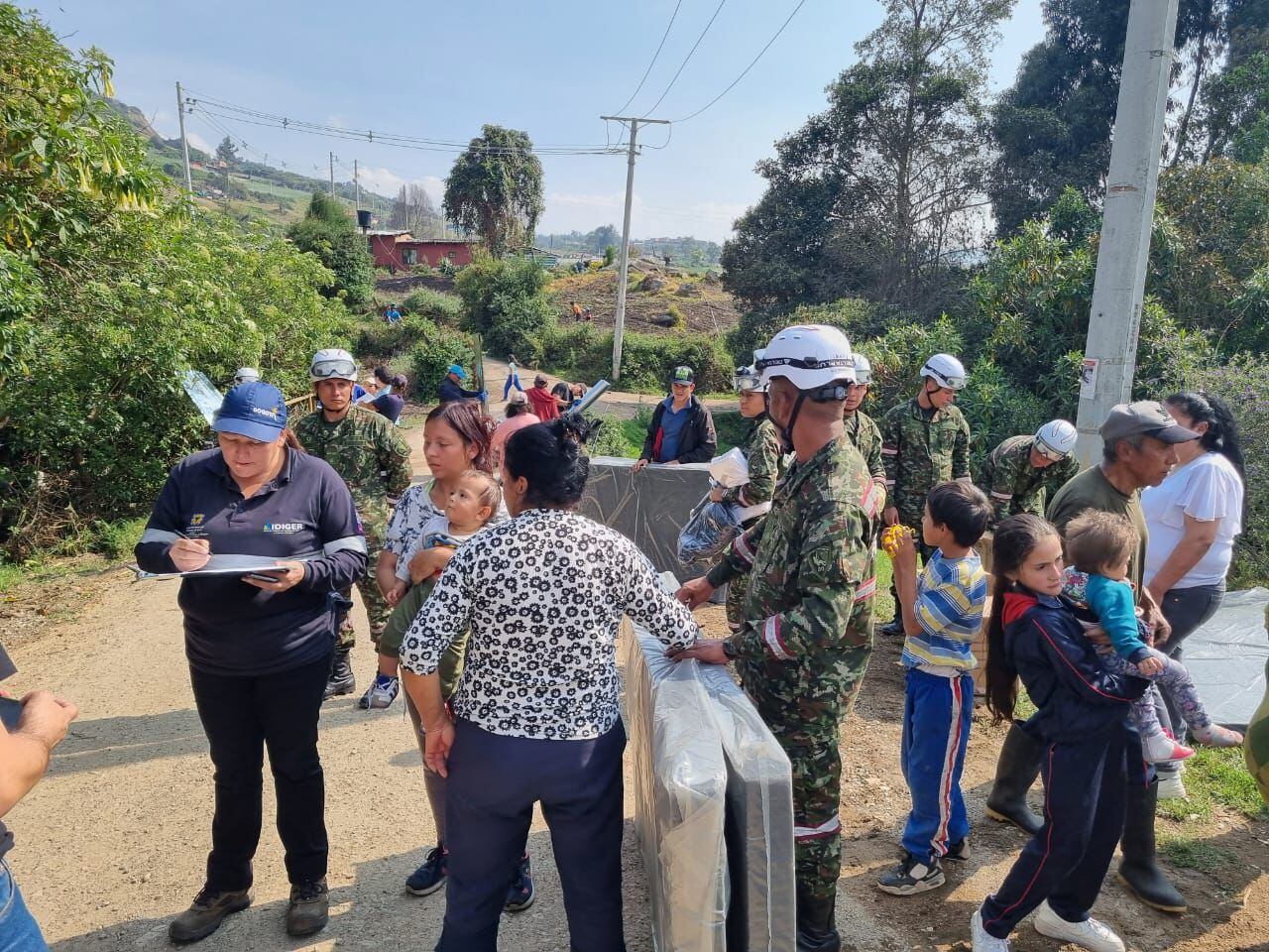 Soldados del Ejército Nacional entregaron ayudas humanitarias a los damnificados