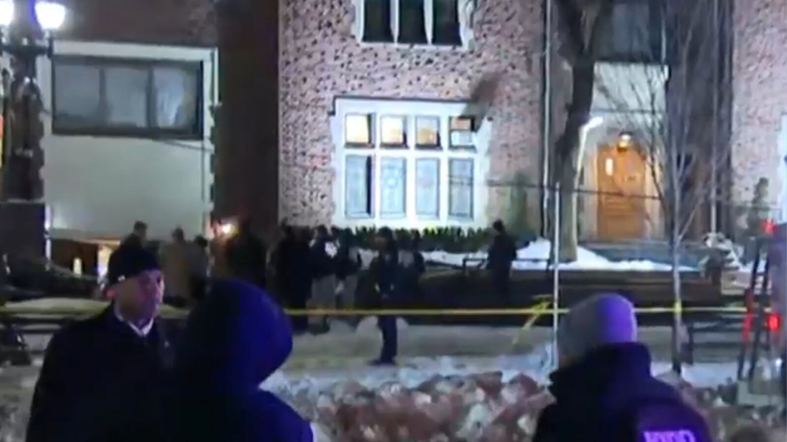 La policía de Nueva York investiga el incidente después de que un hombre embistiera con su auto la sede mundial de Chabad-Lubavitch en Eastern Parkway, Brooklyn.