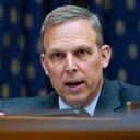 Dijo que tres agentes del FBI se le han acercado con una orden judicial mientras viajaba con su familia para confiscar el móvil.