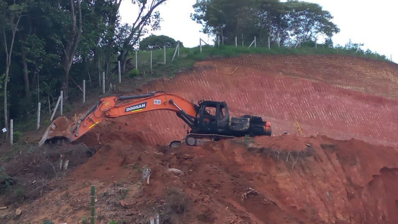 Maquinaria incinerada en el Cauca.
