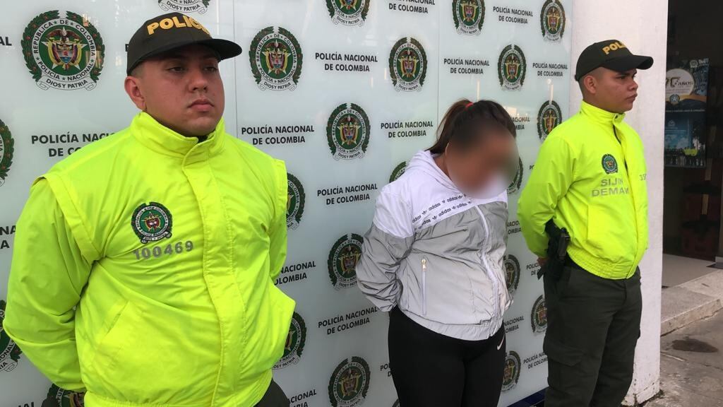La mujer fue capturada por los delitos de hurto y porte ilegal de armas.