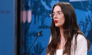 Camila Vallejo dispuso suspender su fiesta de matrimonio para hacer frente a la crisis por incendios forestales en Chile.