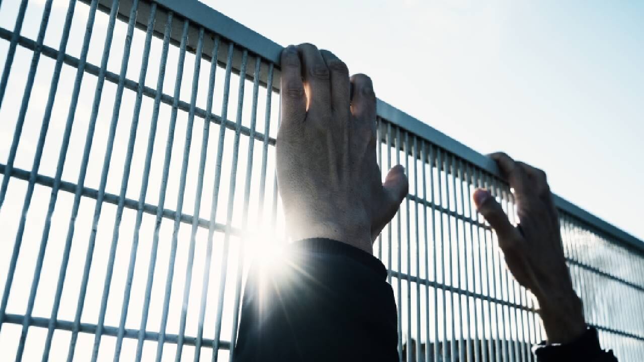 El individuo saltó desde la azotea, y luego salió caminando "tranquilo" hasta las afueras de la cárcel (imagen de referencia).