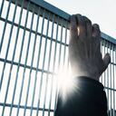 El individuo saltó desde la azotea, y luego salió caminando "tranquilo" hasta las afueras de la cárcel (imagen de referencia).