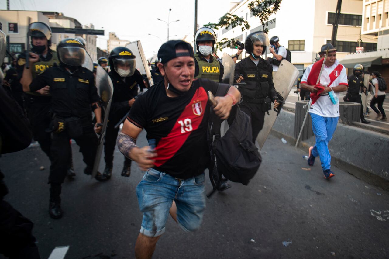 Las tensiones en el país latinoamericano obligaron al presidente Castillo a levantar la restricción del toque de queda.